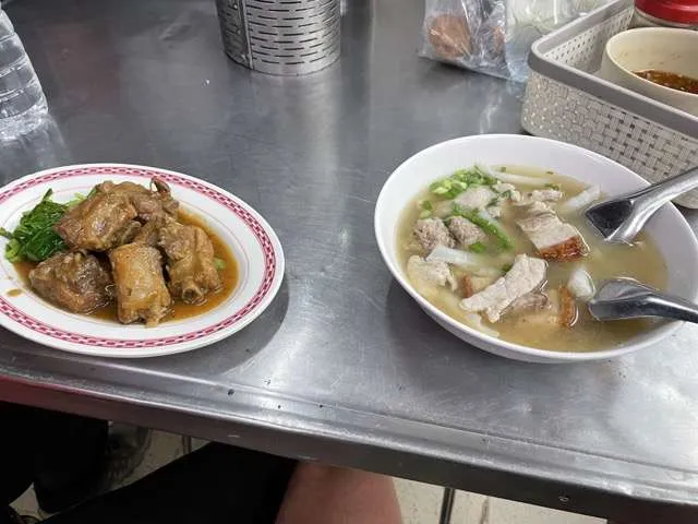Delicious Thai food at Nai Ek Roll Noodle along Yaowarat Road in Bangkok's famous Chinatown